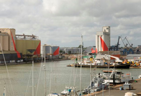  Felice Varini : Suite de triangles