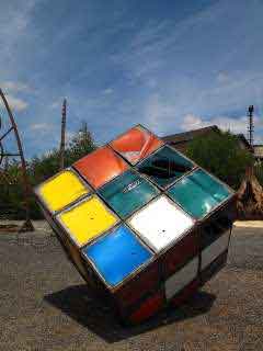  Nathalie Pitel Rubik's cube crash t�te, 2011 - 54 carr�s de capot peugeot d�coup�s au chalumeau