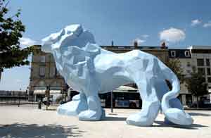 Xavier Veilhan, The Lion, 2004, R�sine PU, Photographe : Didier Doustin, CUB, Courtesy : Galerie Perrotin, Paris. DR